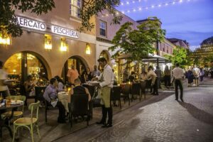 Mercato-della-Pescheria-on-the-historical-Española-Way